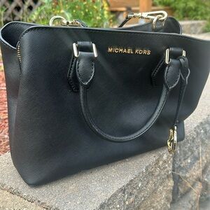 Michael Kors Bag- black/zip up